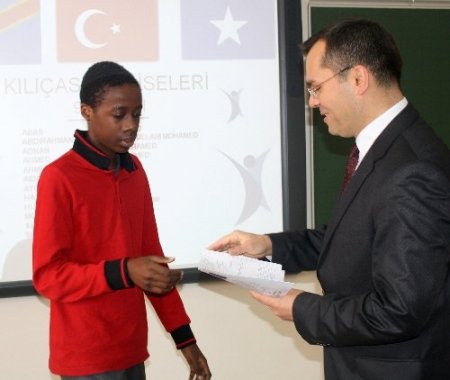 Karne sevinci yaşayan Afrikalı öğrenciler 2 yılda 3 dil öğrendi