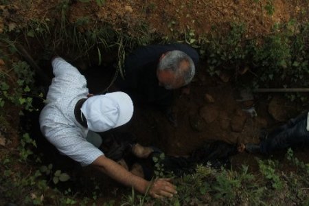 Kayıp kişinin cesedi ormanda çukurda bulundu