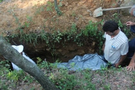 Kayıp kişinin cesedi ormanda çukurda bulundu