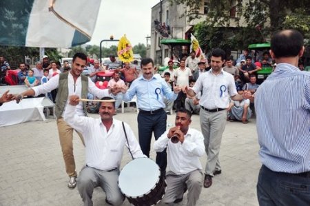 Kaymakam Güldibi, çiftçilerle halay çekti