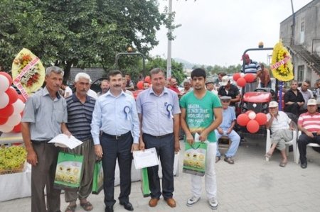 Kaymakam Güldibi, çiftçilerle halay çekti