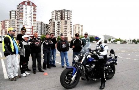 Kayseri’de motosiklet tutkunlarına ileri sürüş eğitimi verildi