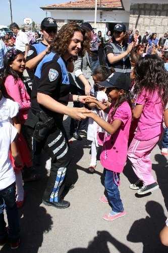 Kayserili çocuklar karnelerini polislerin elinden aldı