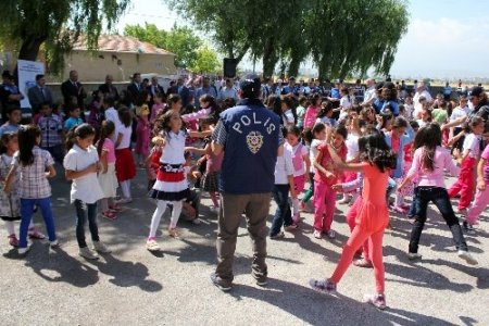 Kayserili çocuklar karnelerini polislerin elinden aldı