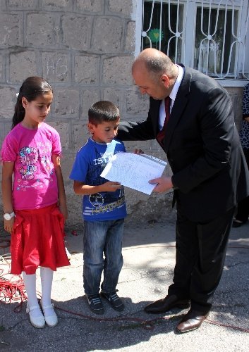 Kayserili çocuklar karnelerini polislerin elinden aldı