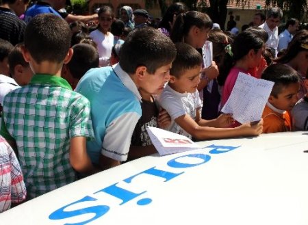 Kayserili çocuklar karnelerini polislerin elinden aldı