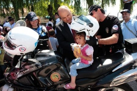 Kayserili çocuklar karnelerini polislerin elinden aldı