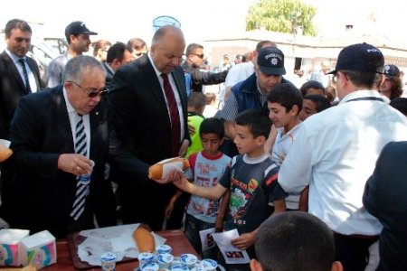 Kayserili çocuklar karnelerini polislerin elinden aldı