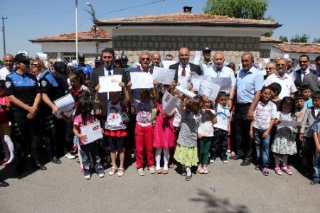 Kayserili çocuklar karnelerini polislerin elinden aldı