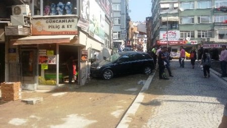 Kaza yapan doktor aracını bırakıp 'Benim hastam var' diyerek hastaneye gitti