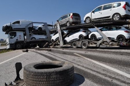 Kazada aracın motor, kapı ve tekerleği metrelerce uzağa fırladı: 2 ölü