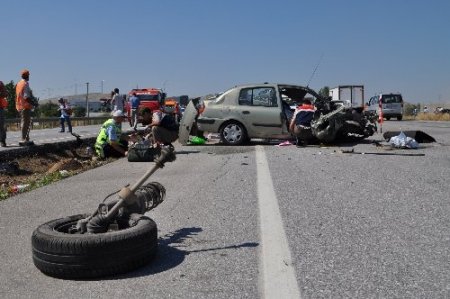 Kazada aracın motor, kapı ve tekerleği metrelerce uzağa fırladı: 2 ölü