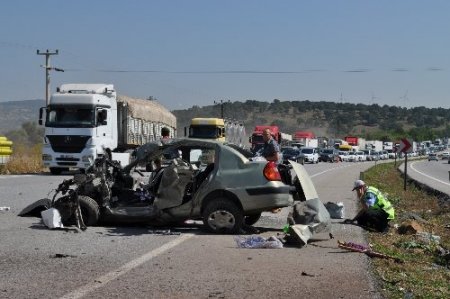 Kazada aracın motor, kapı ve tekerleği metrelerce uzağa fırladı: 2 ölü