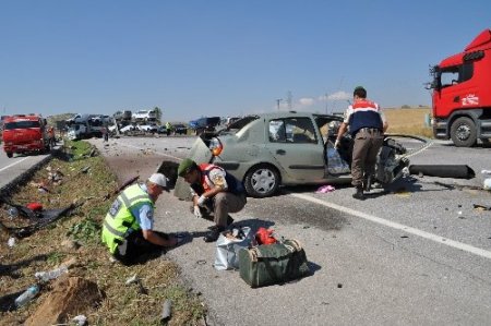 Kazada aracın motor, kapı ve tekerleği metrelerce uzağa fırladı: 2 ölü