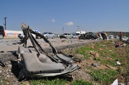 Kazada aracın motor, kapı ve tekerleği metrelerce uzağa fırladı: 2 ölü