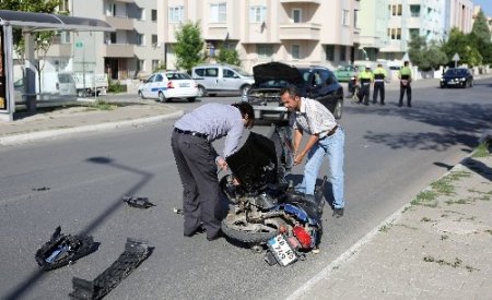 Kazada motosiklet sürücüsü 10 metre sürüklendi