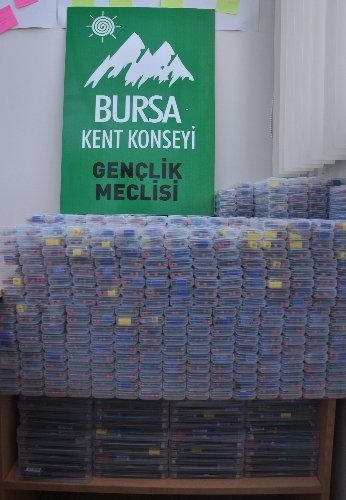 Kent Konseyi gençleri binlerce kutu kalem topladı