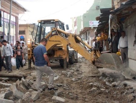 Kilitli parke taşı döşeme çalışmaları devam ediyor