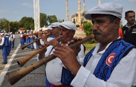 Kırkpınar'da üç kuşak bir arada davul zurna çalışıyor