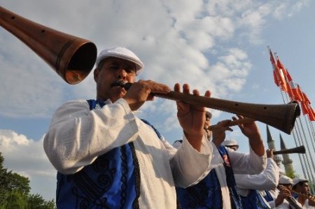 Kırkpınar'da üç kuşak bir arada davul zurna çalışıyor