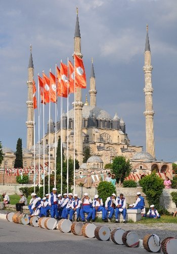 Kırkpınar'da üç kuşak bir arada davul zurna çalışıyor