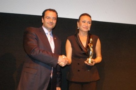 Kırmızı Lale Film Festivali'nin ilk ödülleri Akbağ ve yönetmen Kıral'a