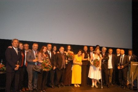 Kırmızı Lale Film Festivali'nin ilk ödülleri Akbağ ve yönetmen Kıral'a