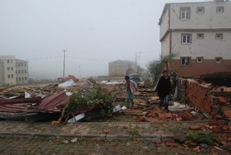 Kocaeli'nde hortum 15 evin çatısını uçurdu