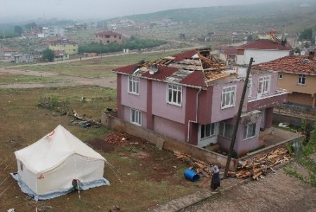 Kocaeli'nde hortum 15 evin çatısını uçurdu