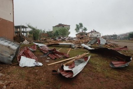 Kocaeli'nde hortum 15 evin çatısını uçurdu