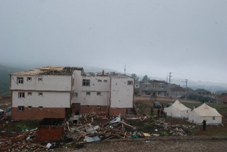 Kocaeli'nde hortum 15 evin çatısını uçurdu