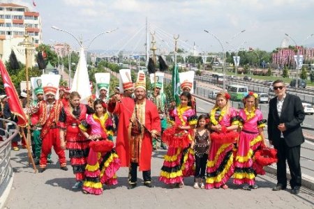 Kocaeli'nde Roman Festivali kortej yürüyüşüyle başladı