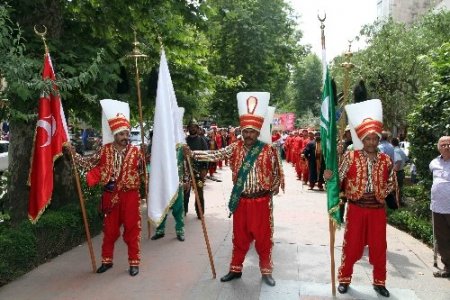 Kocaeli'nde Roman Festivali kortej yürüyüşüyle başladı