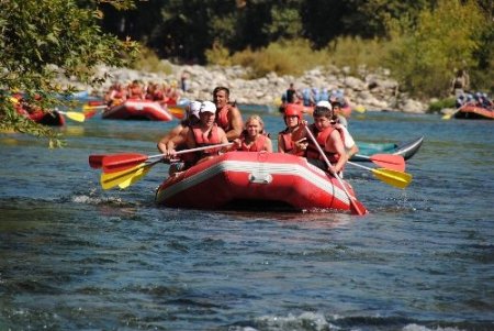 Köprülü Kanyon'da raftingcilerin yüzünü yerli ve Avrupalı turistler güldürdü