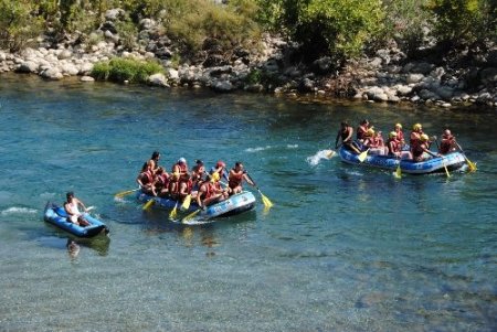 Köprülü Kanyon'da raftingcilerin yüzünü yerli ve Avrupalı turistler güldürdü