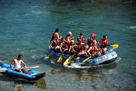 Köprülü Kanyon'da raftingcilerin yüzünü yerli ve Avrupalı turistler güldürdü