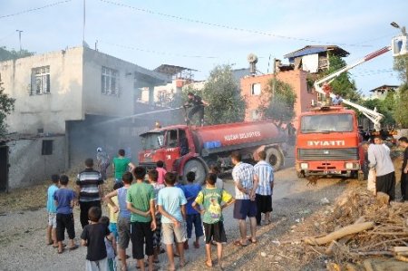 Kozan'da samanlık yandı