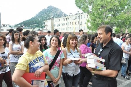 Kozan'da yaz tatiline giren öğrencilere karne hediyesi olarak kitap dağıtıldı