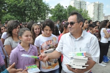 Kozan'da yaz tatiline giren öğrencilere karne hediyesi olarak kitap dağıtıldı