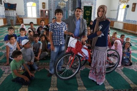 Kur'an kursu öğrencilerine bisiklet hediye edildi