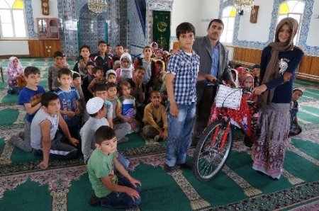 Kur'an kursu öğrencilerine bisiklet hediye edildi