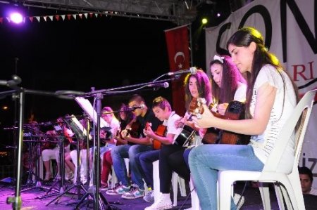 Kursiyerlerden gitar ve bağlama resitali