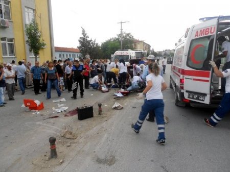 Kütahya'da ehliyetsiz sürücü motorsiklete çarptı: 2 ölü