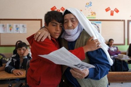 'Leğendeki Mahsun çocuk' ilköğretimden mezun oldu