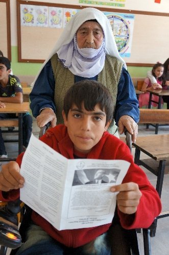 'Leğendeki Mahsun çocuk' ilköğretimden mezun oldu