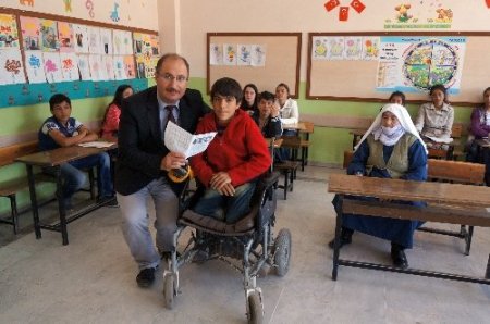 'Leğendeki Mahsun çocuk' ilköğretimden mezun oldu