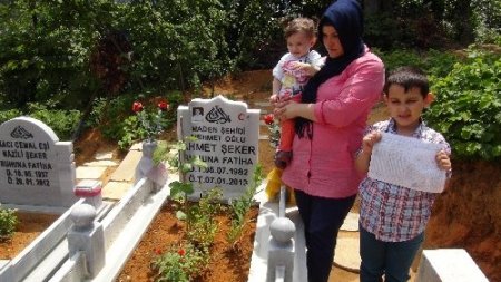 Maden şehidinin ilk okula giden oğlu, karnesiyle babasının mezarına koştu