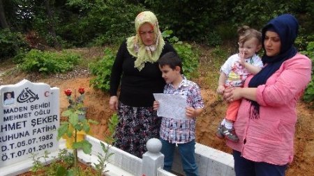 Maden şehidinin ilk okula giden oğlu, karnesiyle babasının mezarına koştu