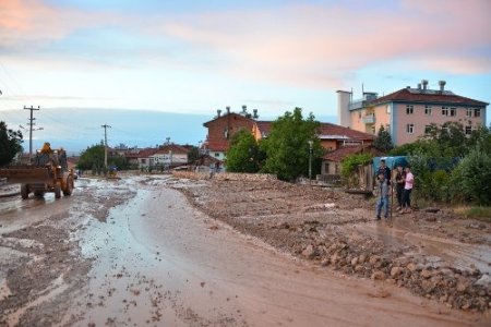 Malatya'da belediye ekipleri gece 02.00'ye kadar su baskınlarını temizledi