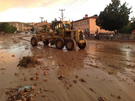 Malatya'da belediye ekipleri gece 02.00'ye kadar su baskınlarını temizledi